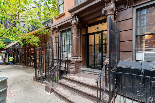 Entrada - 363 W 51st St