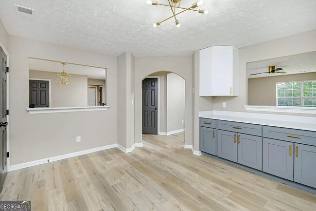 Foto del edificio - Room in House on Brown Dr