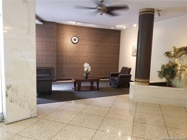 Foto del edificio - 91 Strawberry Hill Ave