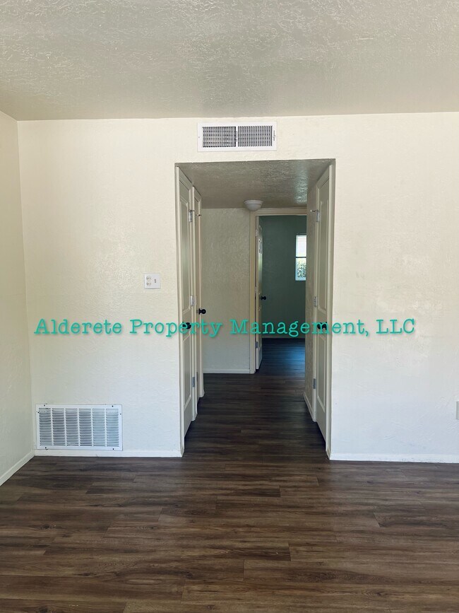 Building Photo - 401 Dorado Pl SE