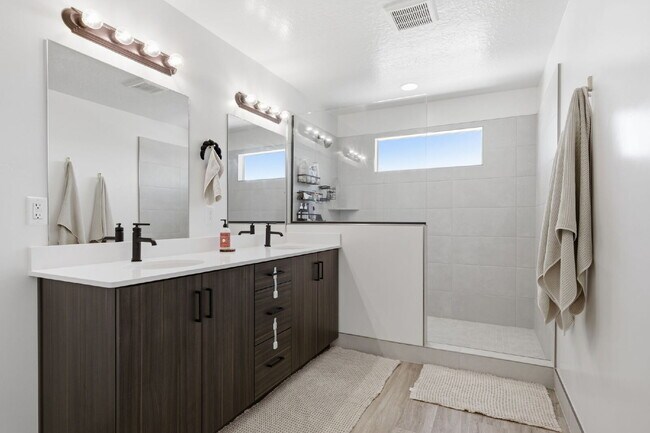 Foto del edificio - Brand-New Luxury Living in South Desert — 4BR End Unit + 2-Car Garage