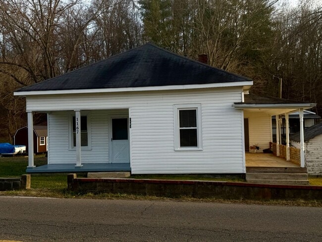 Building Photo - Classic 3/2 Farmhouse Charm with Modern Comfort & Room to Breathe