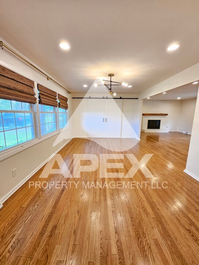 Foto del edificio - Renovated & Stunning - Single level Brick ...