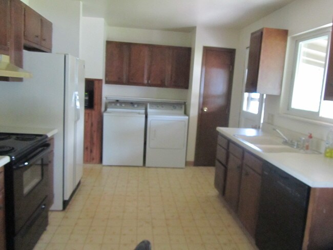Building Photo - 490 Carmen St