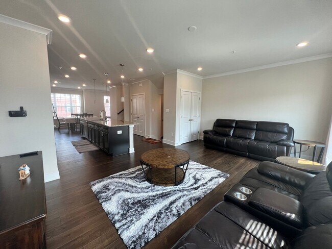 Building Photo - Amazing 3 Full BR & 1 Additional Room/3.5 ...