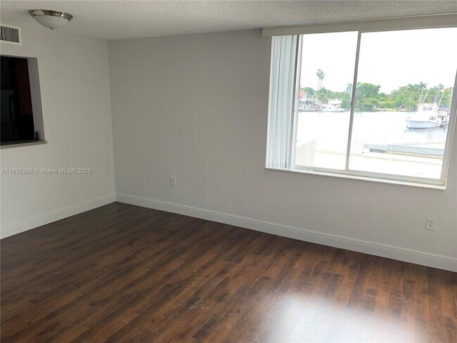 Foto del edificio - 1740 NW North River Dr