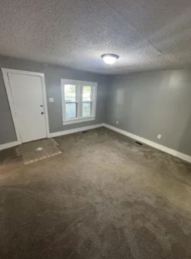 Building Photo - 3 bedroom/1 bath house for rent