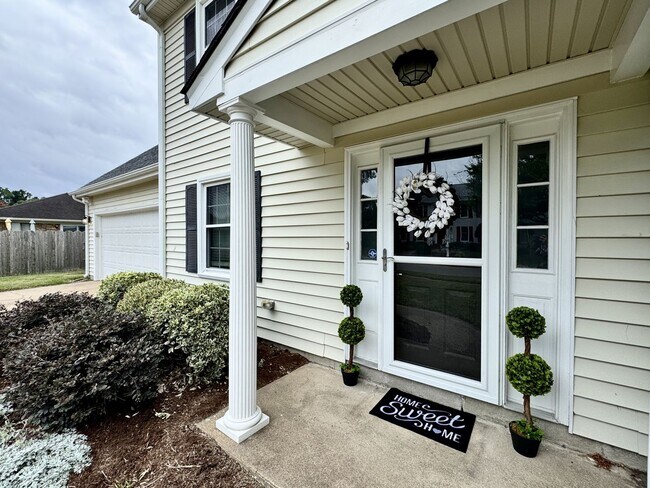 Foto del edificio - 4-Bedroom Home In Great Neck Meadows! Ready NOW!!! Fenced Backyard! HUGE Corner Lot! Dog Friendly!