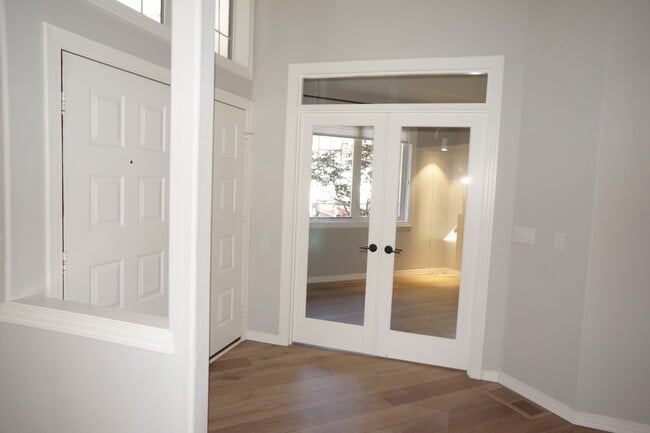 Building Photo - NW Portland Forest Heights Gem!