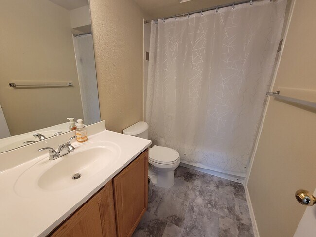 Building Photo - Adorable and Sunny One Bedroom Apartment n...