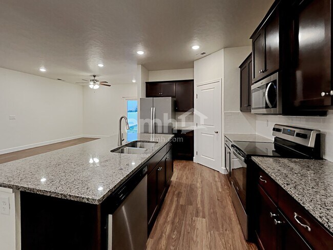 Foto del edificio - 5095 W Milliron Dr