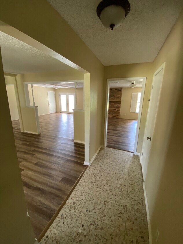 Entry - 816 Laurence Dr