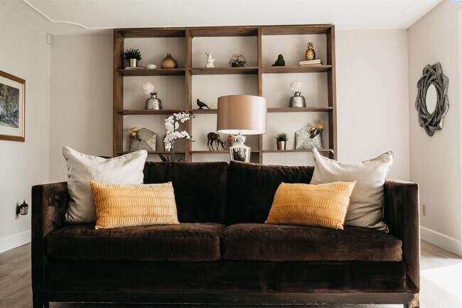 Foto del edificio - Riverfront Sprawling Mid-Century Ranch/Bas...