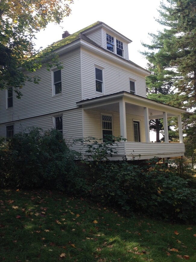Building Photo - 98 Parker St