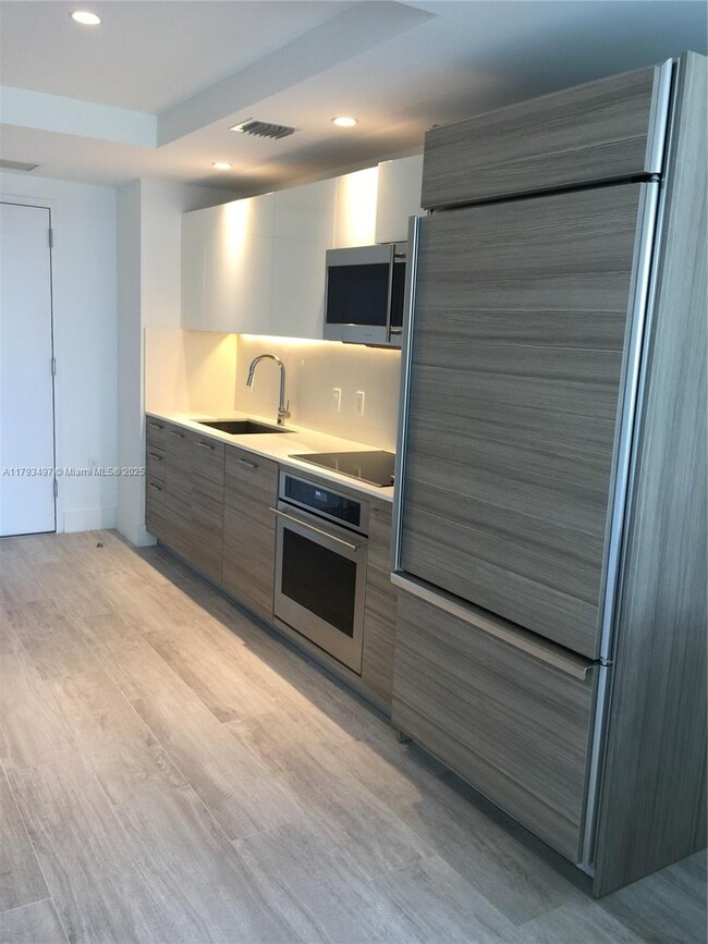 Foto del edificio - 121 NE 34th St