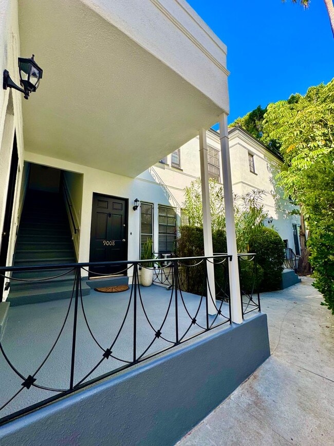 Building Photo - Sun-Filled 1-bed 1-bath Second Floor short...