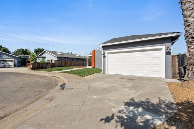 Building Photo - 485 S Daniel Way