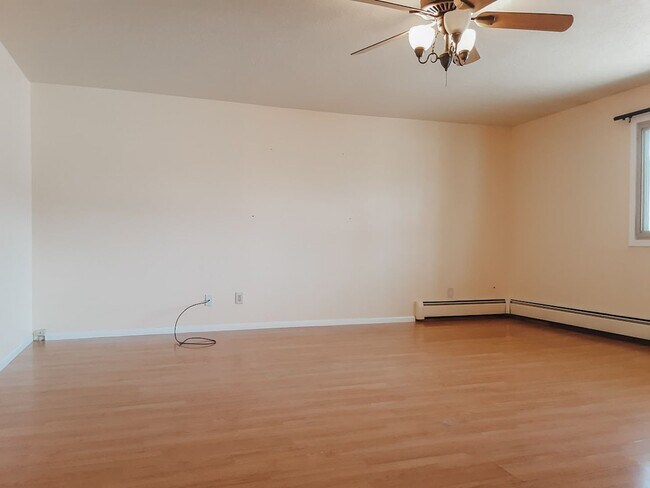 Foto del edificio - UTILITIES INCLUDED! Large 3 bed/ 1.5 bath ...