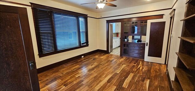 Building Photo - 2 bed 1 bath plus office/Den room, Downtow...