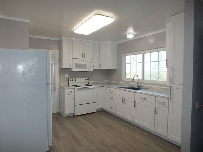 Building Photo - Placerville 2/1 with garage and small yard...