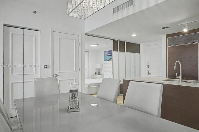 Building Photo - 485 Brickell Ave