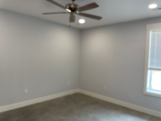 Building Photo - One-Level Barn Studio Apt with Garage