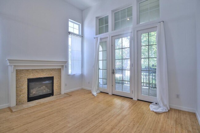 Building Photo - Stunning Townhome in Downtown San Jose – B...