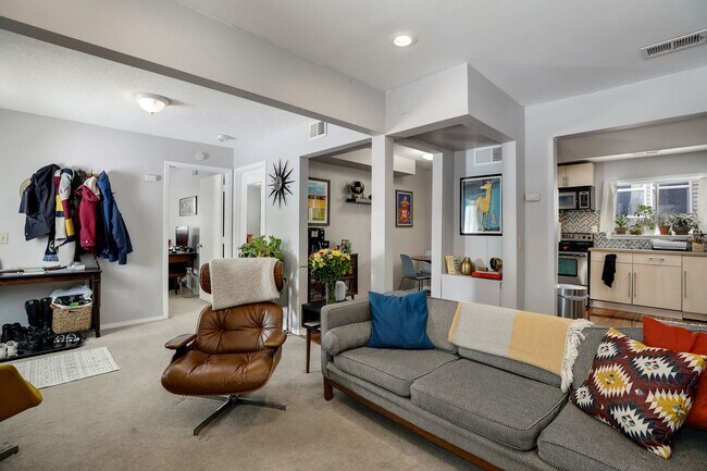 Foto del edificio - 1009 Lowry Ave NE
