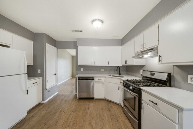 Building Photo - 4900 E Stassney Ln