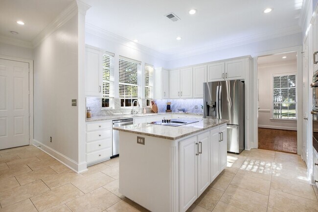 Building Photo - 5 Meadowbrook Cir