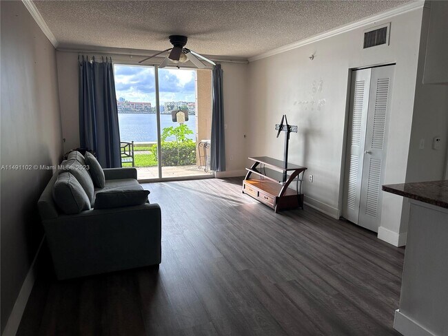 Foto del edificio - 17100 N Bay Rd