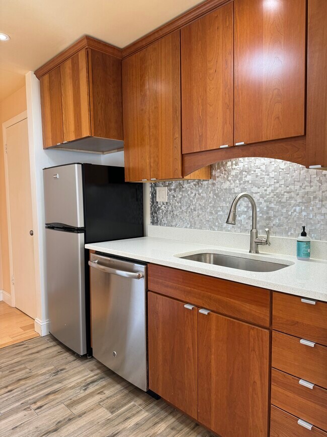 Clean and modern kitchen appliances - 4520 King St
