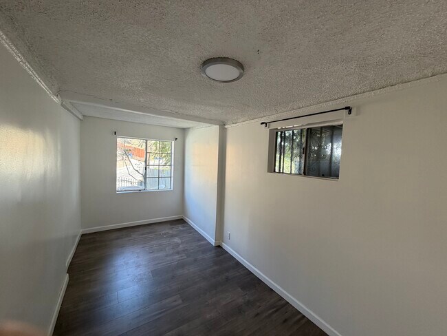 Foto del edificio - 1041 Geraghty Ave