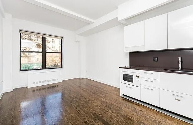 Primary Photo - 212 W 91st St