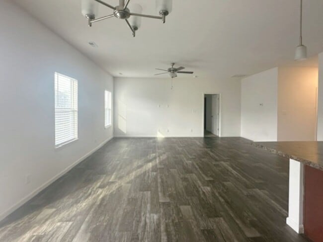Building Photo - Modern 3B/2B home located in South Lafayet...