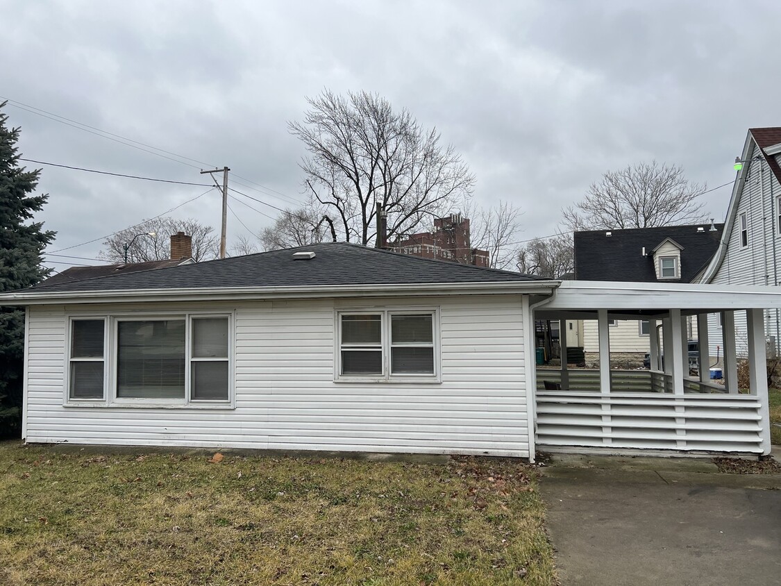 Primary Photo - 421 1/2 Buell Ave
