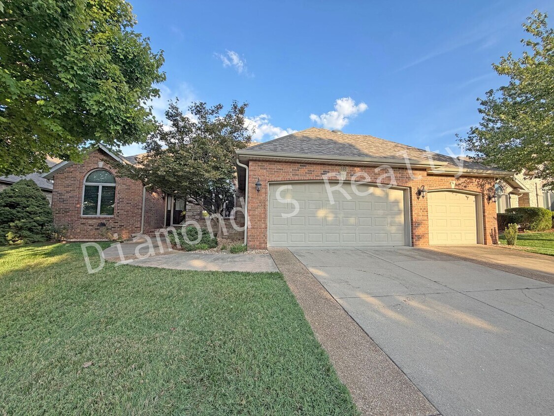 Foto principal - Gorgeous Custom All Brick Home in Fox Grap...