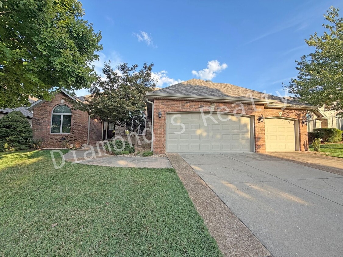 Primary Photo - Gorgeous Custom All Brick Home in Fox Grap...