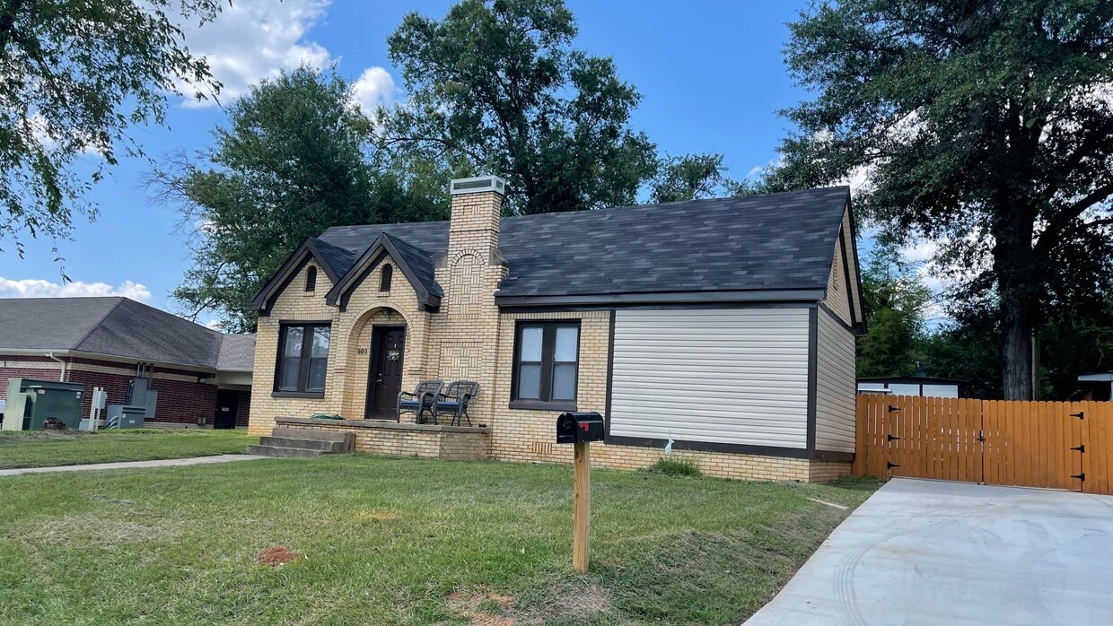 Building Photo - 909 Sandefur St