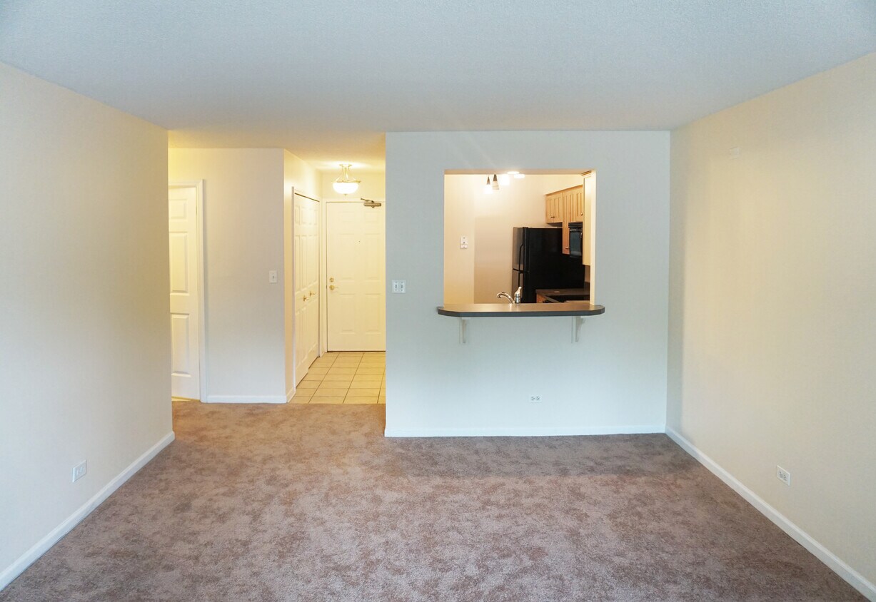 Dining/Living Space - 470 Fawell Blvd