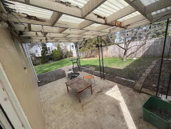 patio trasero - 884 W 9th Ave