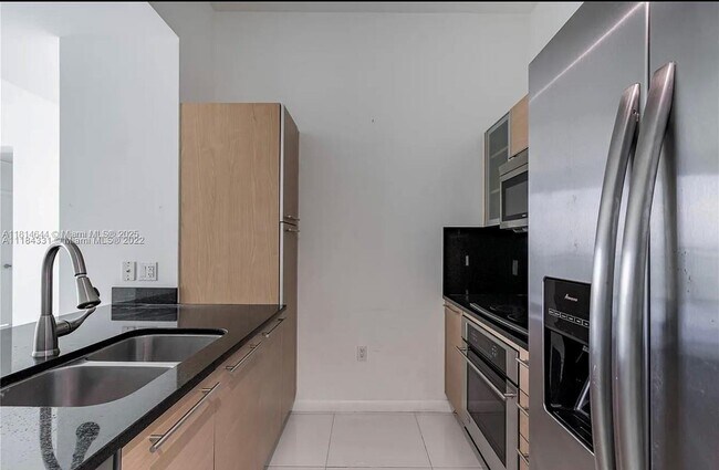 Building Photo - 950 Brickell Bay Dr