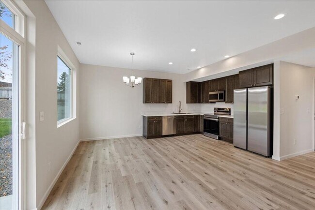 Foto del edificio - Modern Comfort Meets Urban Convenience – Brand New 3-Bedroom Townhome in Lower South Hill