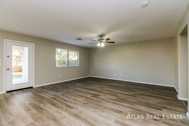 Building Photo - 374 E Daniella Dr