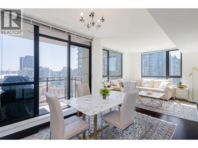 Building Photo - 1901 788 RICHARD STREET