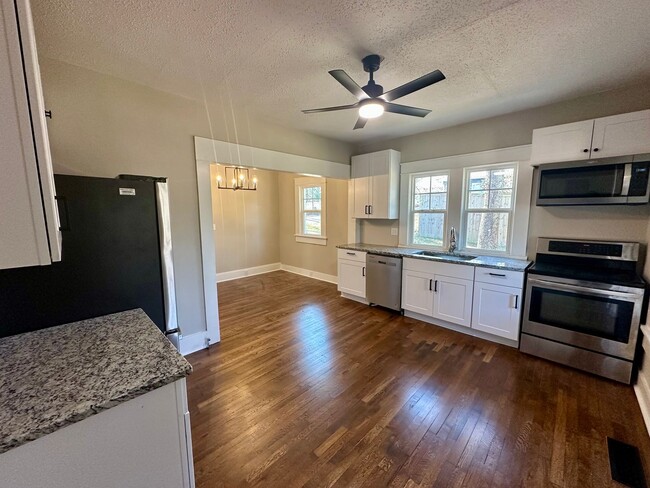 Building Photo - Beautifully renovated 2 bed 1 bath in Down...