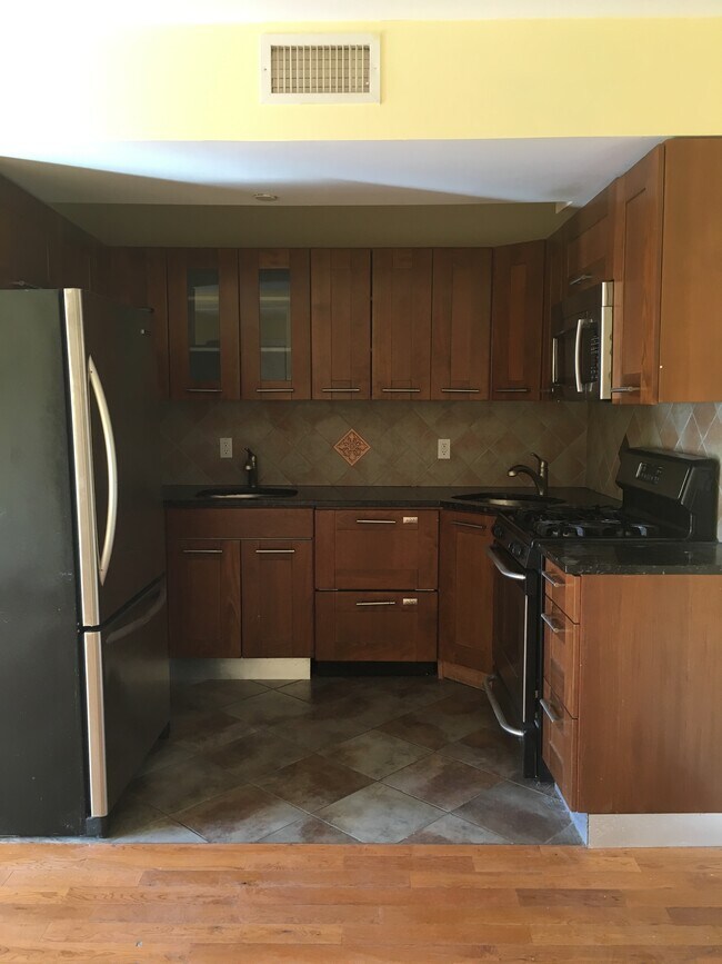 Kitchen - 977 E 12th St