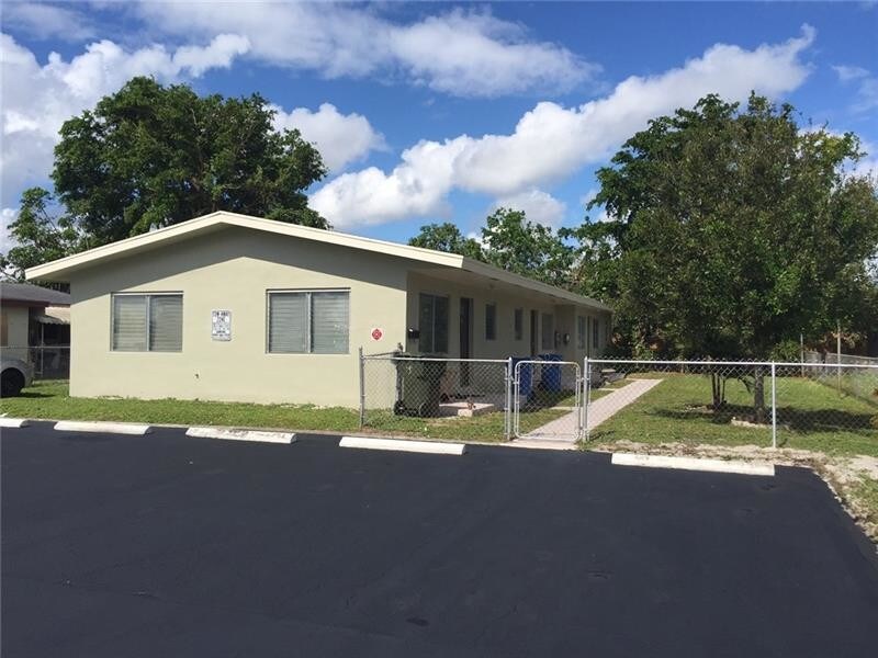 Foto principal - 219 NW 40th Ct