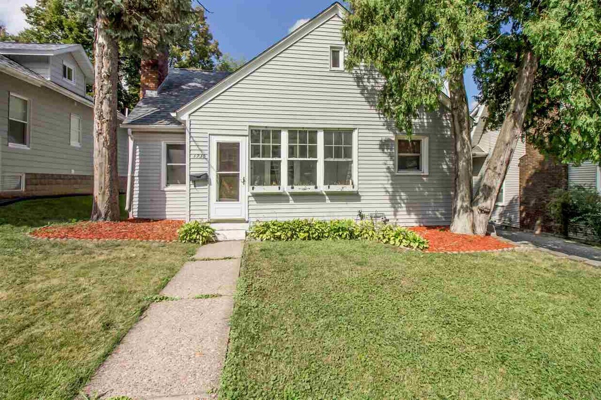 1730 Ridgewood Ave, Davenport, IA 52803 House Rental in Davenport, IA