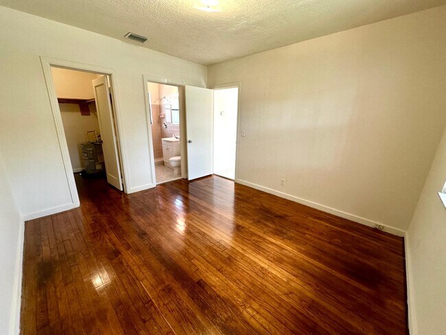 Building Photo - 405 55th St